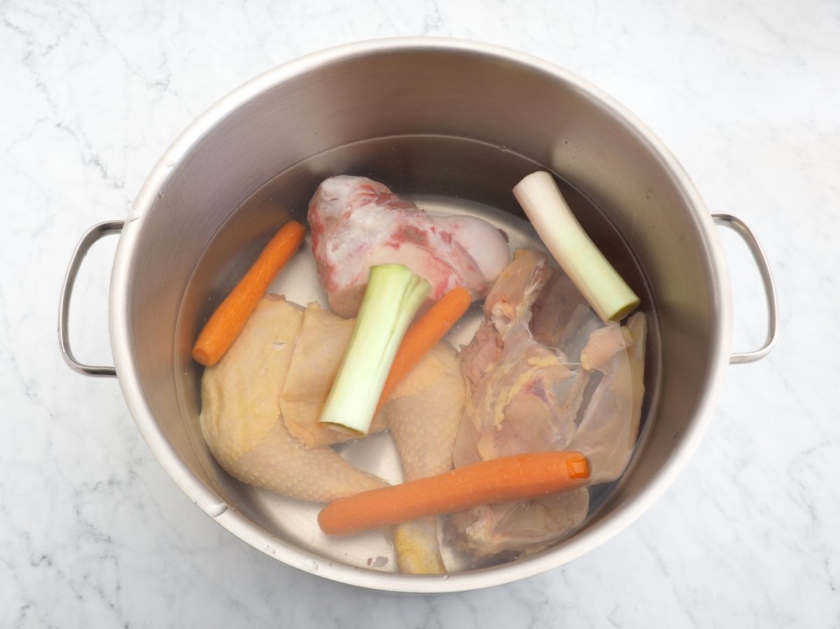 Colocar en una olla todos los igredientes del caldo