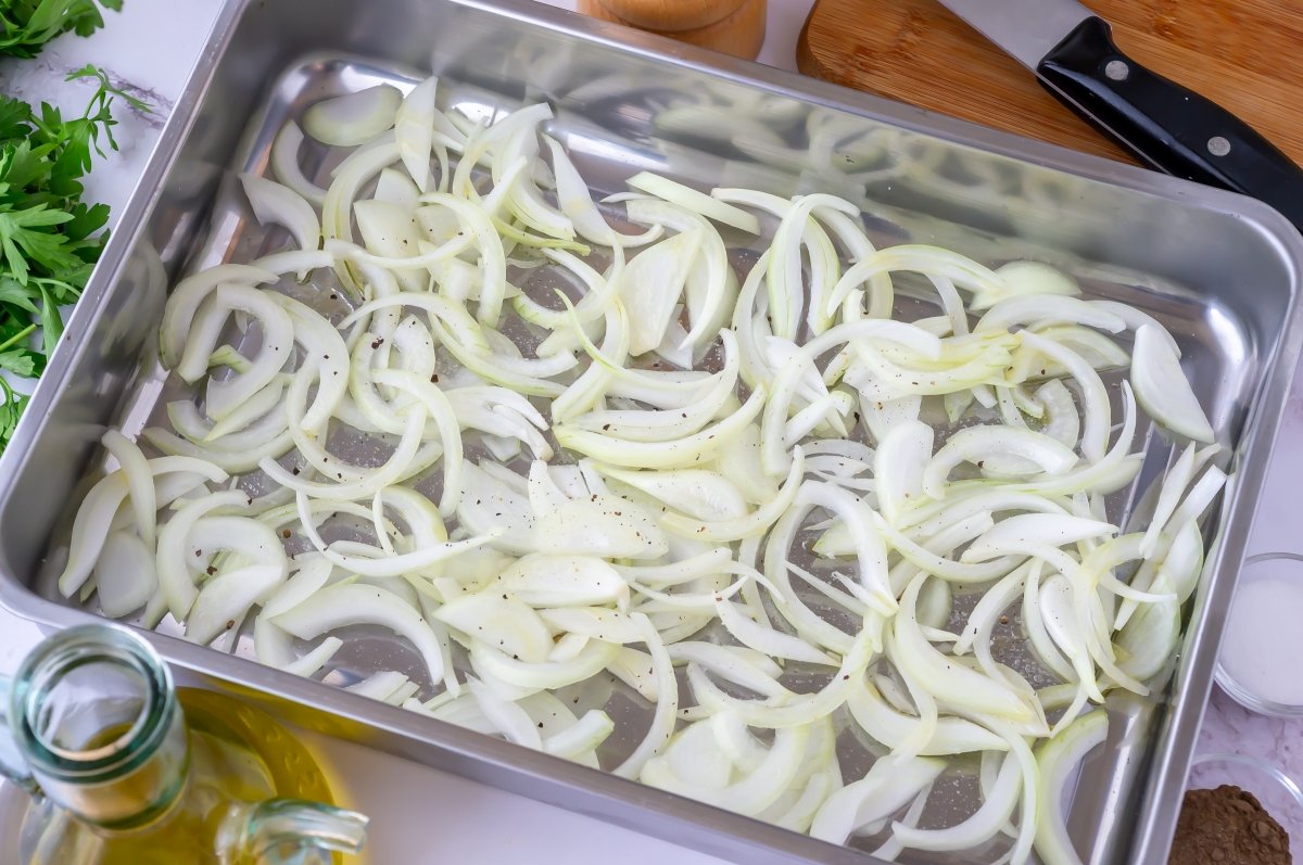 Colocar la cebolla en la fuente para el fletán al horno