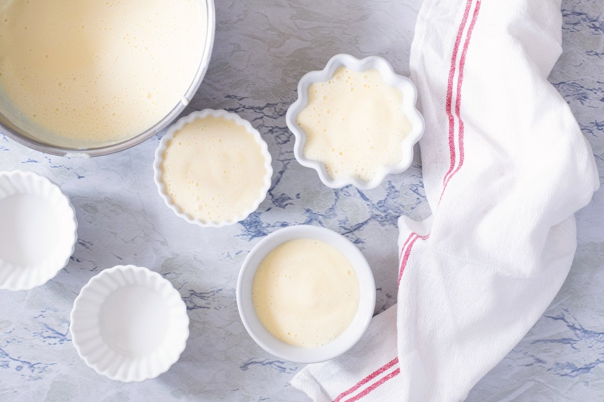 Colocar la crema catalana en cazuelas individuales