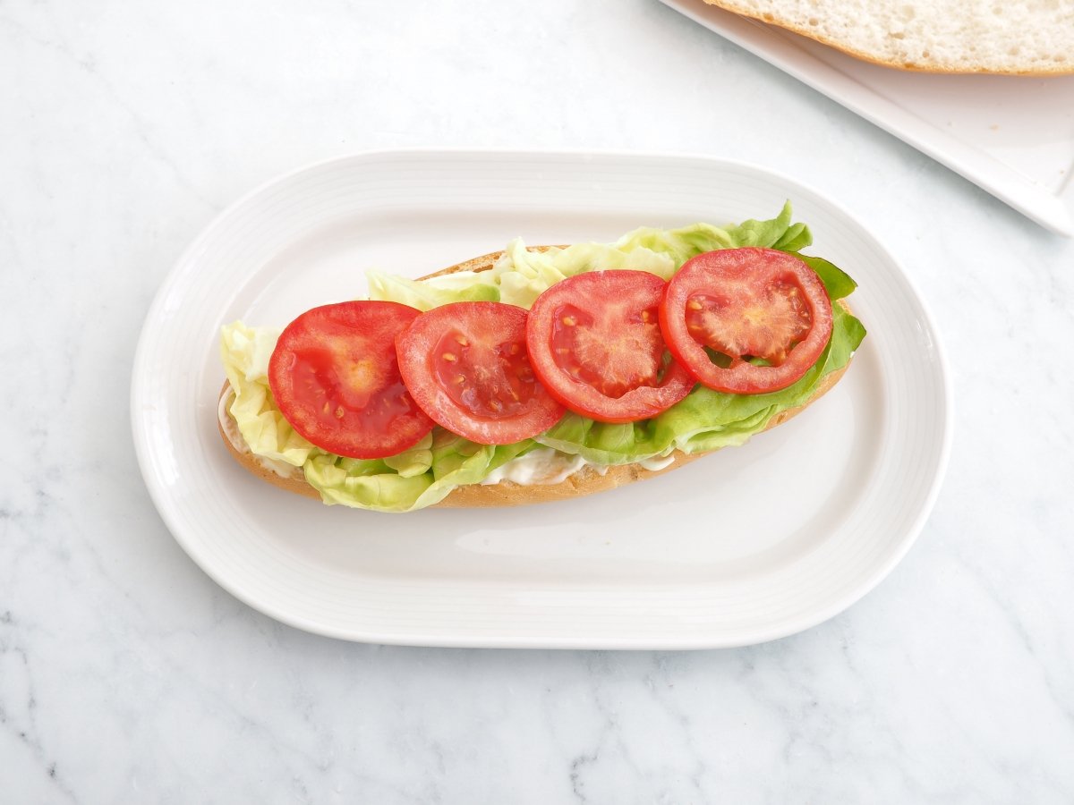 Colocar la lechuga y el tomate