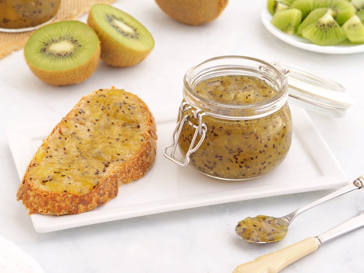 Colocar la mermelada de kiwi en un bote limpio