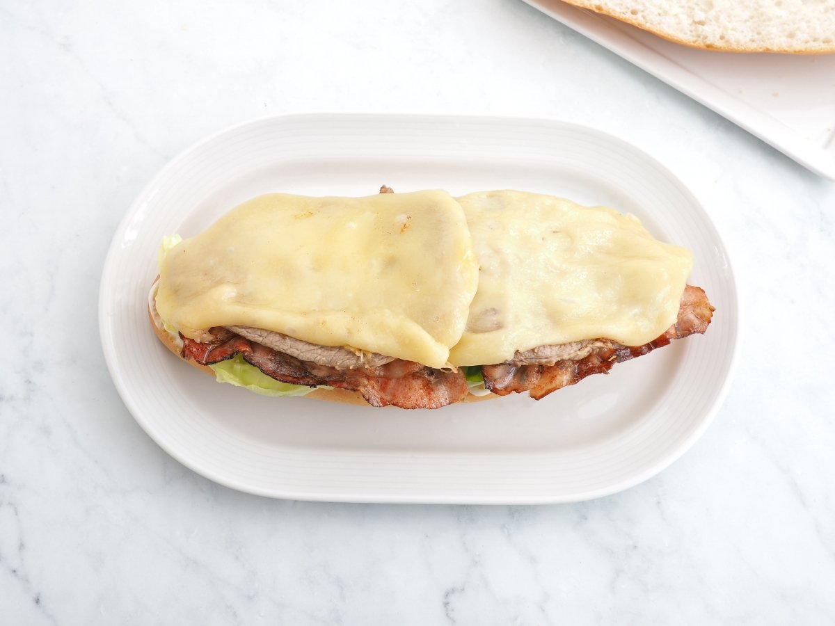 Colocar la panceta y los filetes con el queso