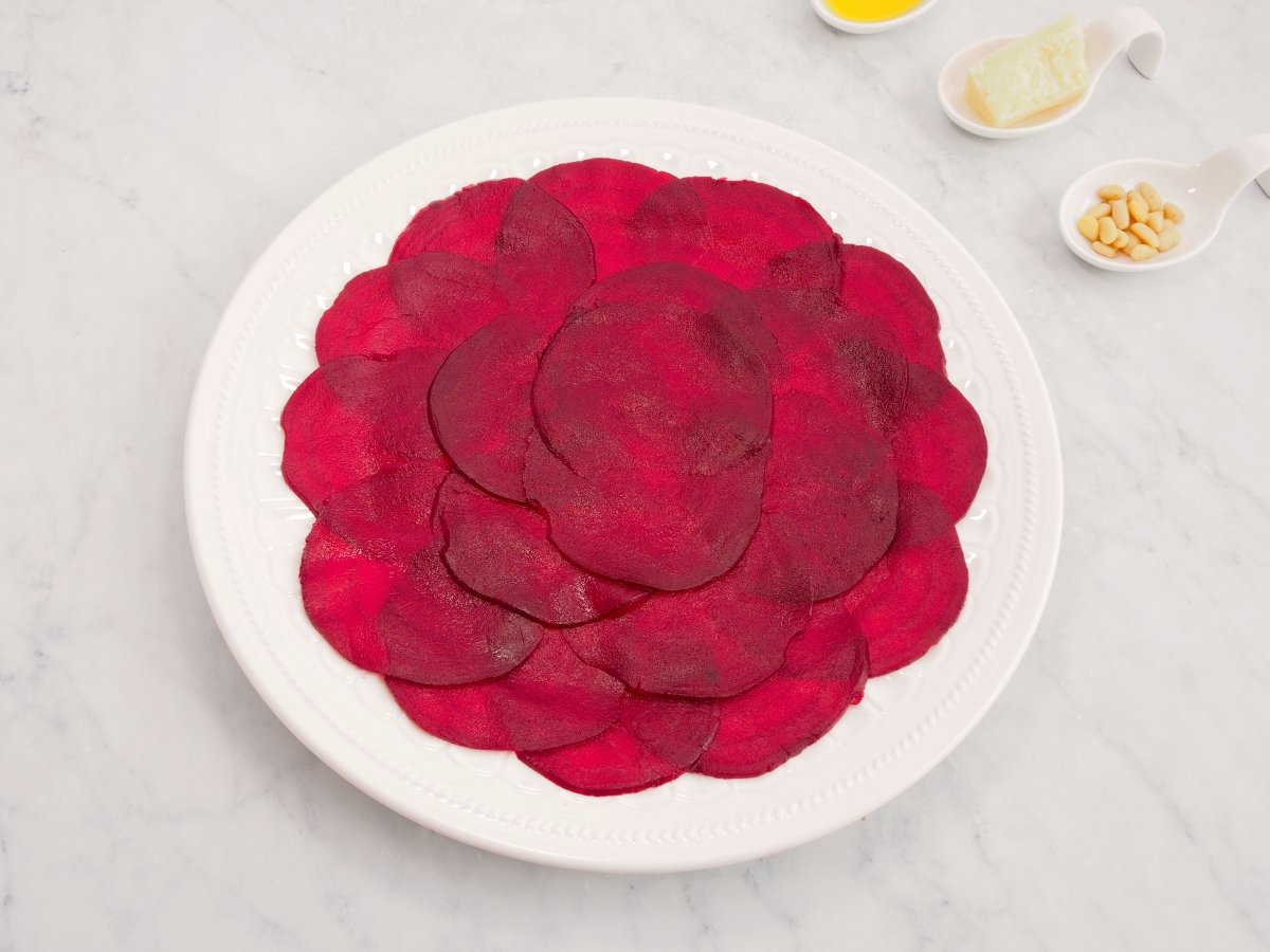 Colocar la remolacha cortada en el plato para el carpaccio de remolacha