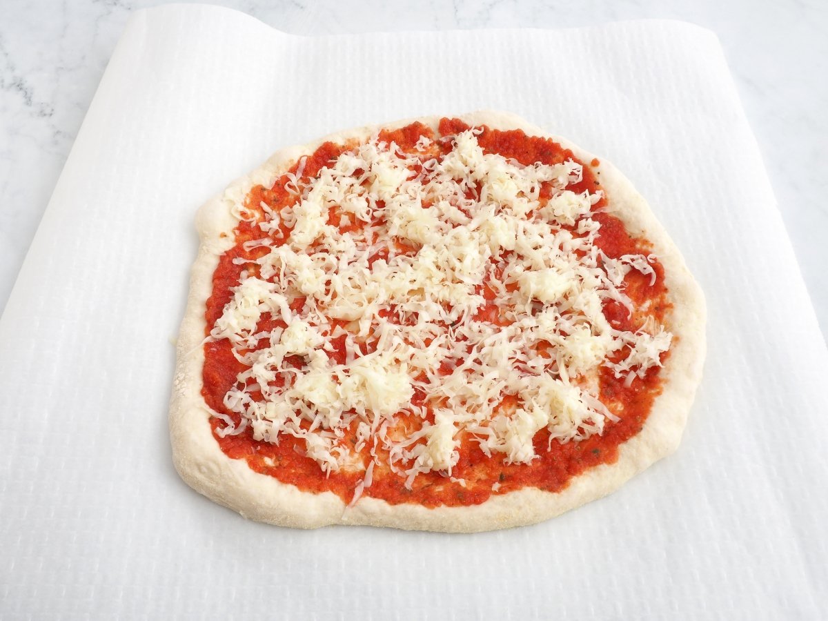Colocar la salsa de tomate y la mozzarella de base de la pizza