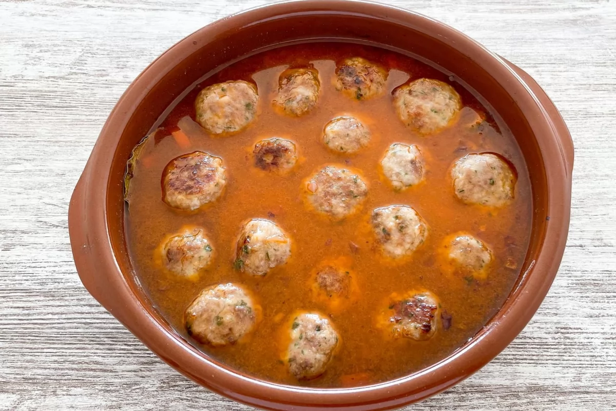 Albóndigas en salsa española al horno 11 Colocar las albóndigas en la cazuela de la salsa y cubrir con el caldo de pollo