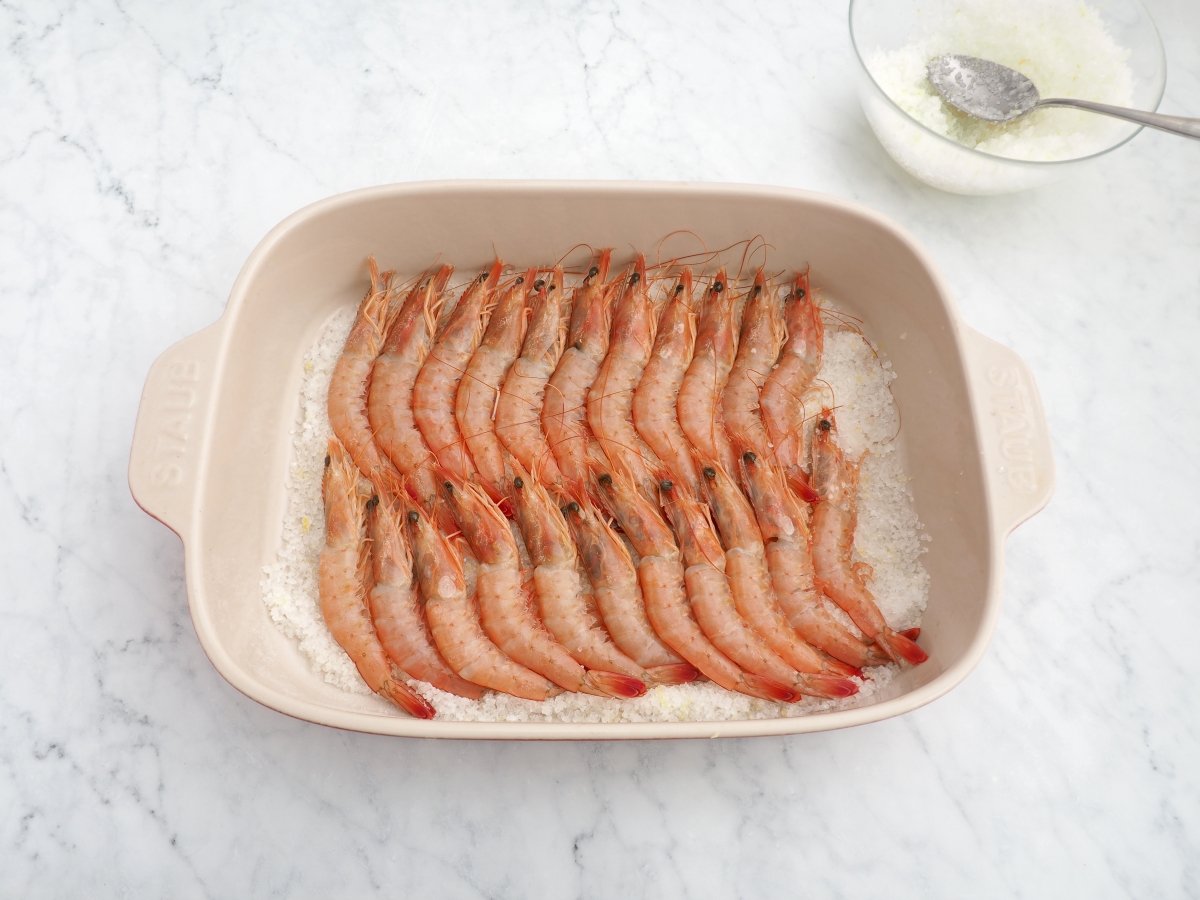 Colocar las gambas sobre una cama de sal