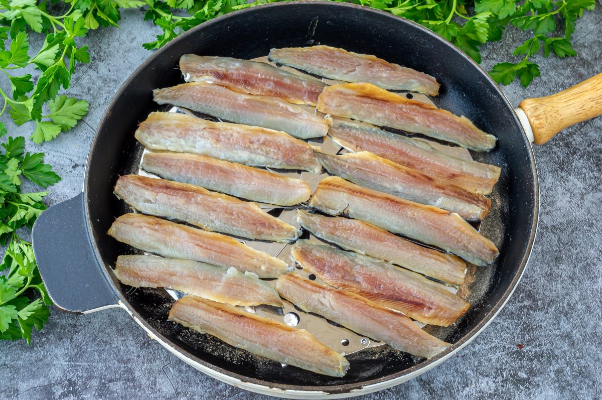 Colocar las sardinas para ahumarlas