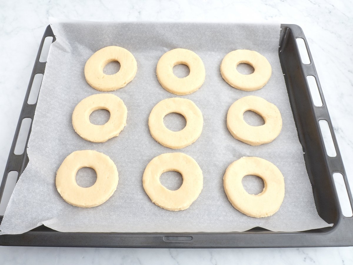 Colocar los donuts en la bandeja del horno