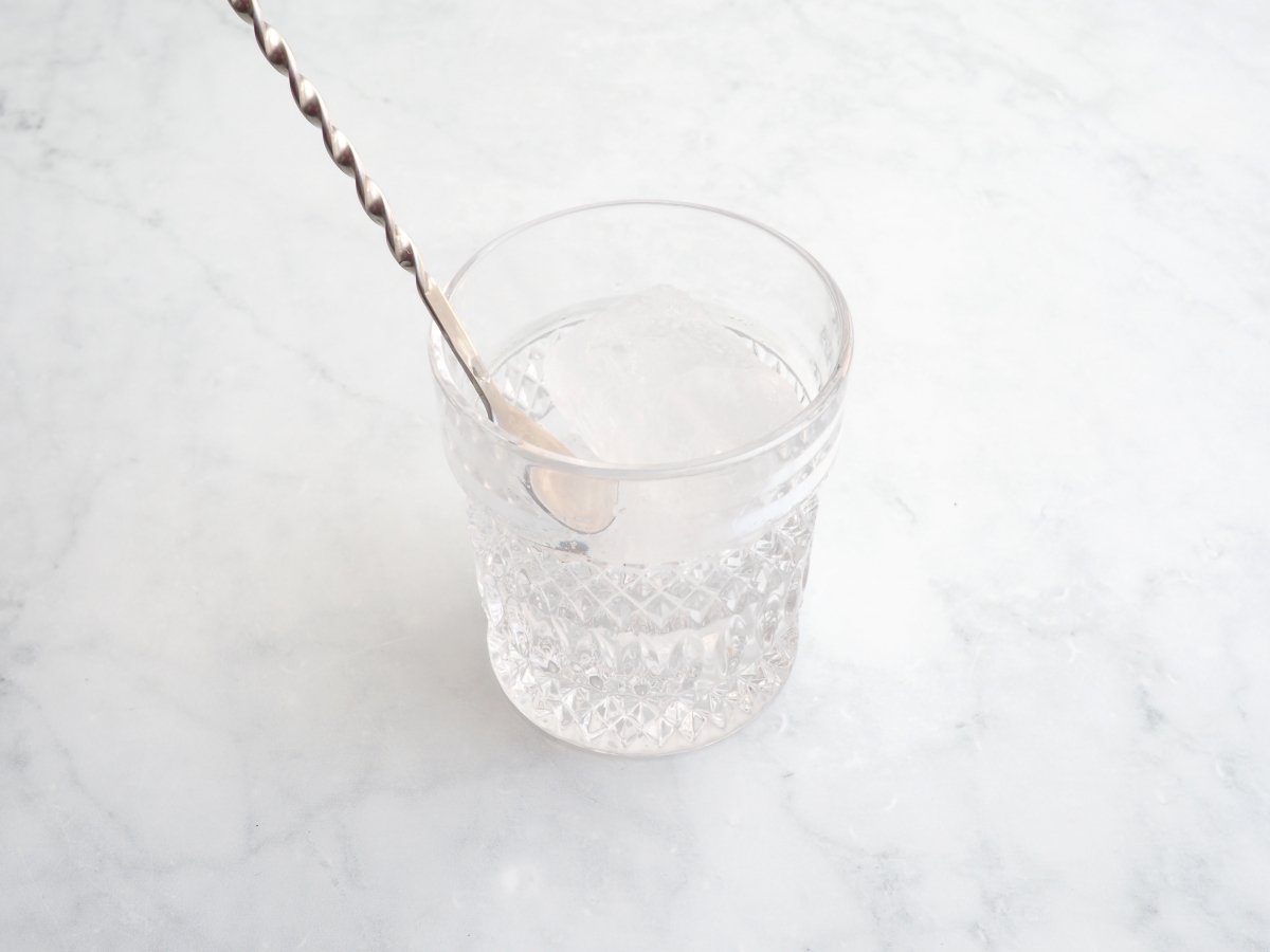 Colocar los hielos en el vaso
