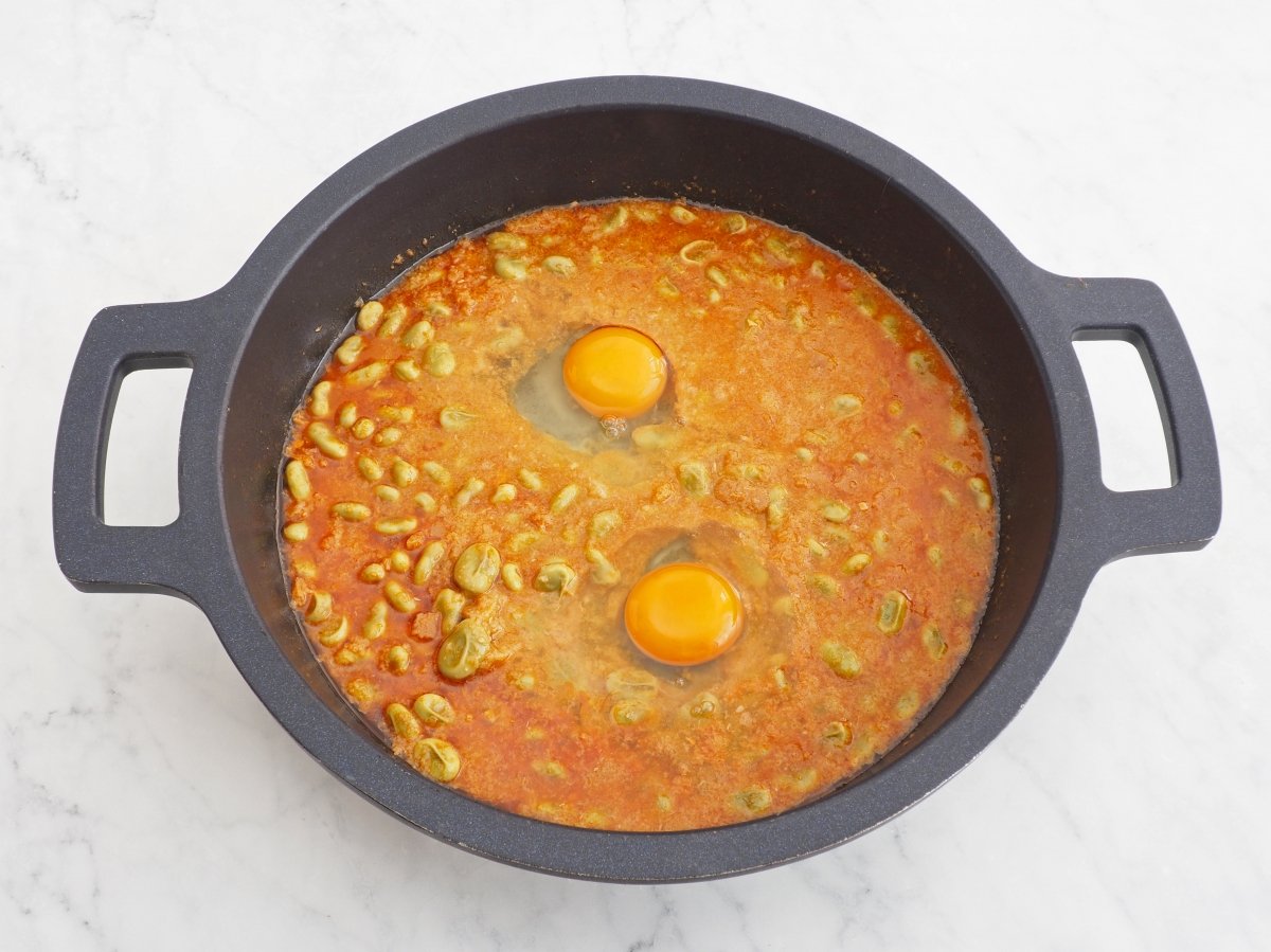 Colocar los huevos en la cazuela de las habas