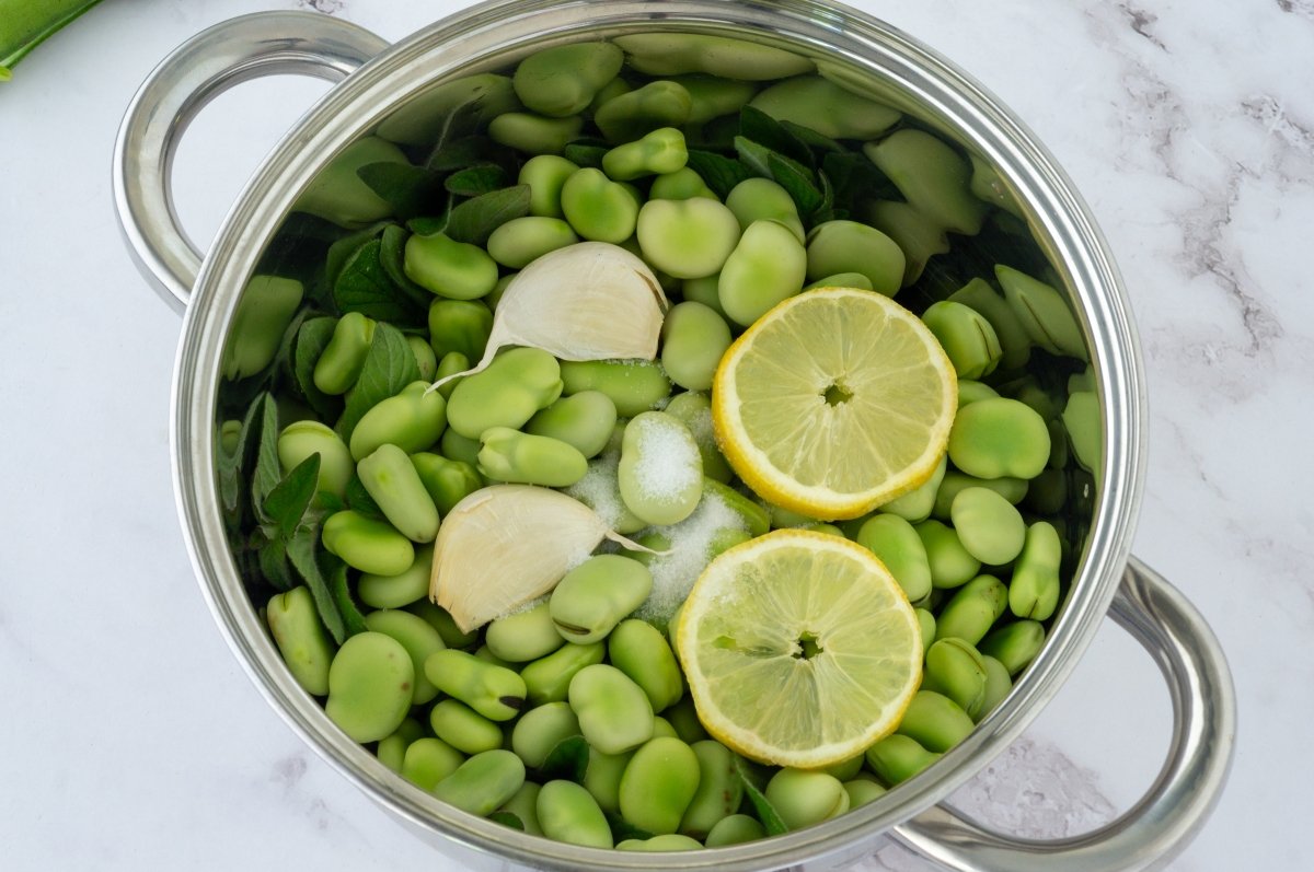 Colocar los ingredientes de las habas enzapatas en la olla