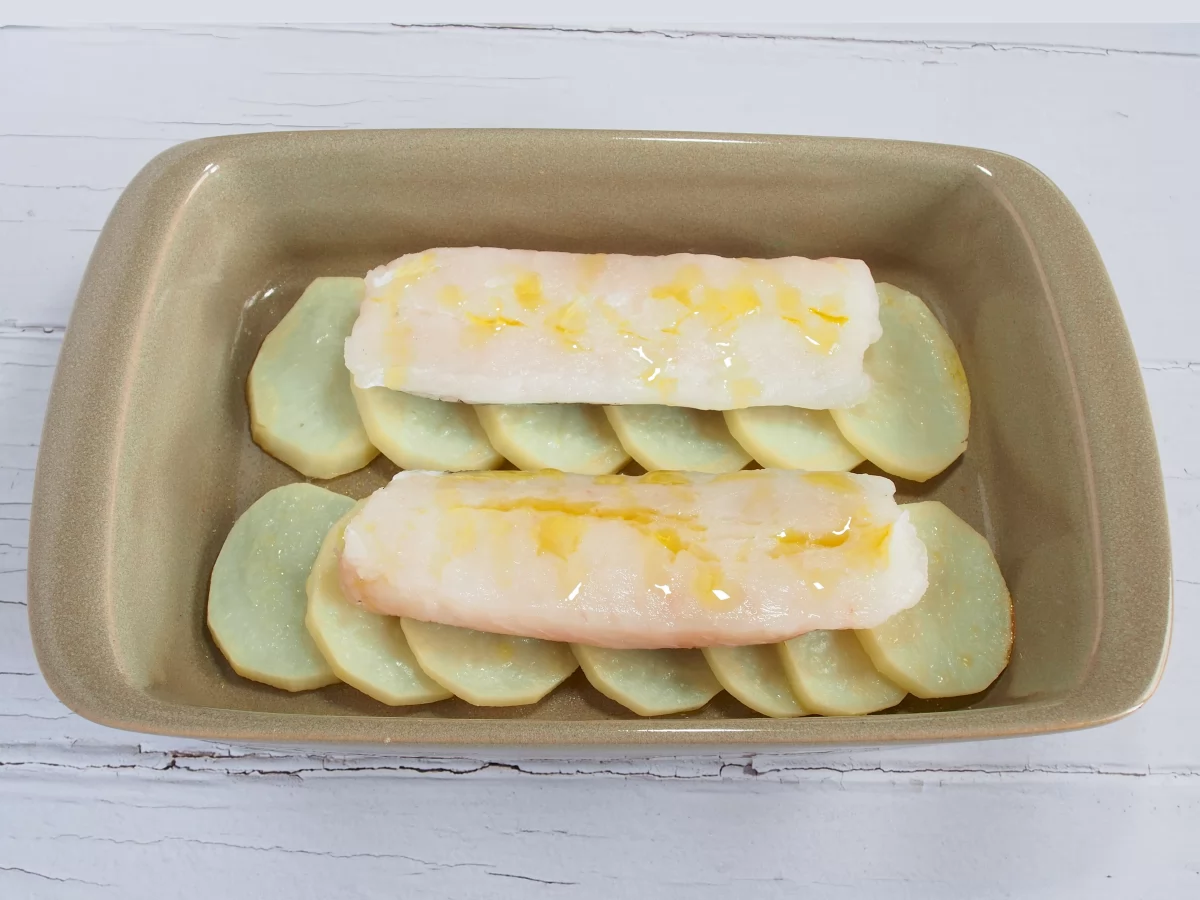 Merluza a la bilbaína 3 Colocar los lomos de merluza encima de las patatas y hornear 8 minutos