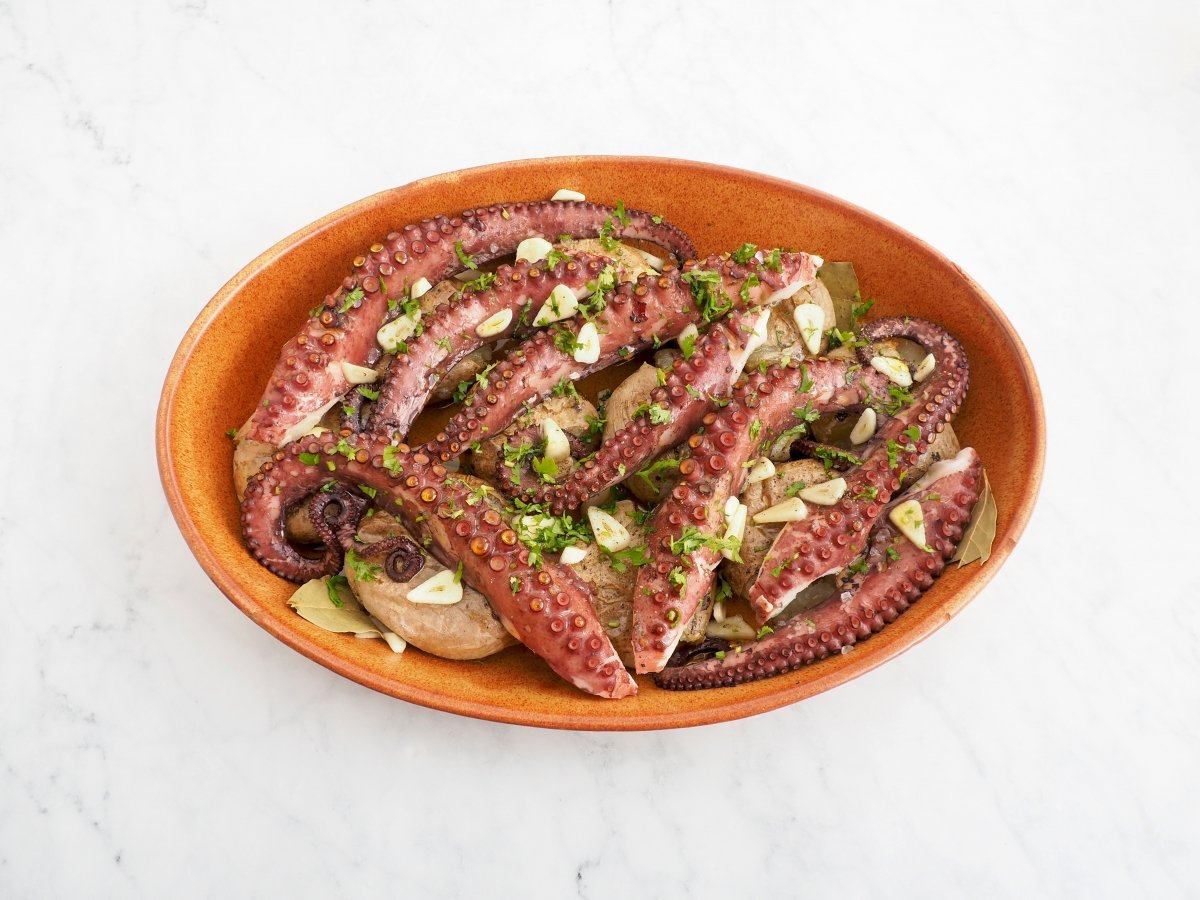 Colocar todos los ingredientes del pulpo a Lagareiro en una fuente de horno