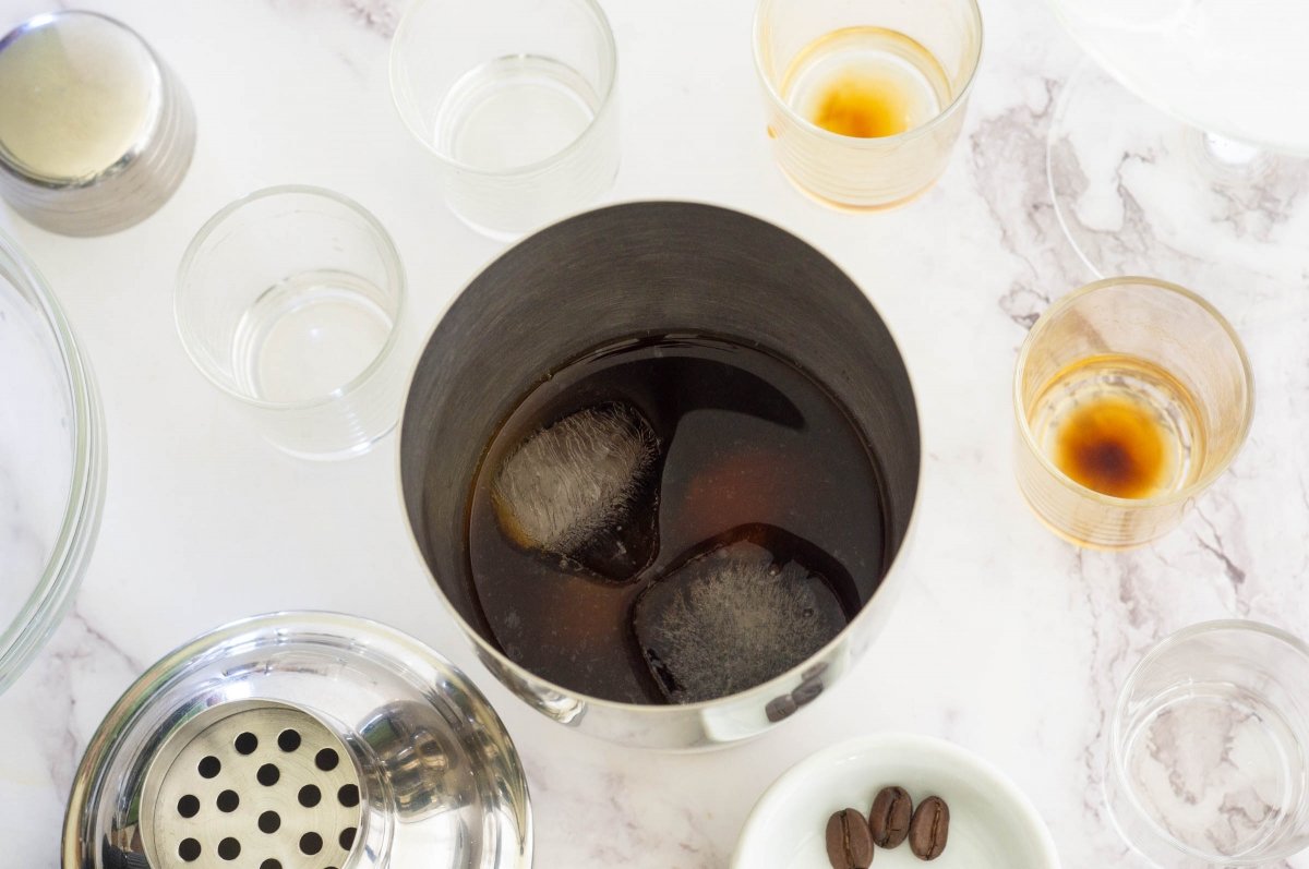 Combinar los ingredientes del espresso martini