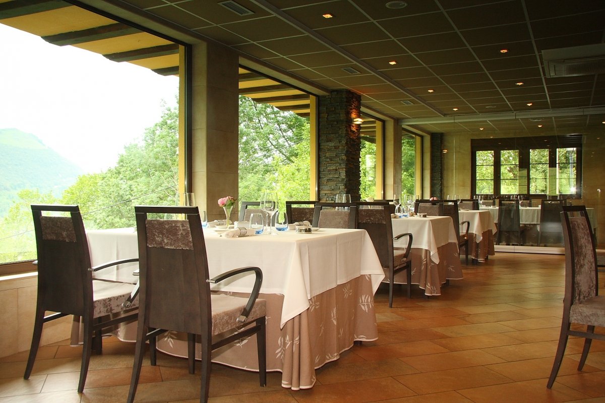 Comedor con ventanales del restaurante Solana