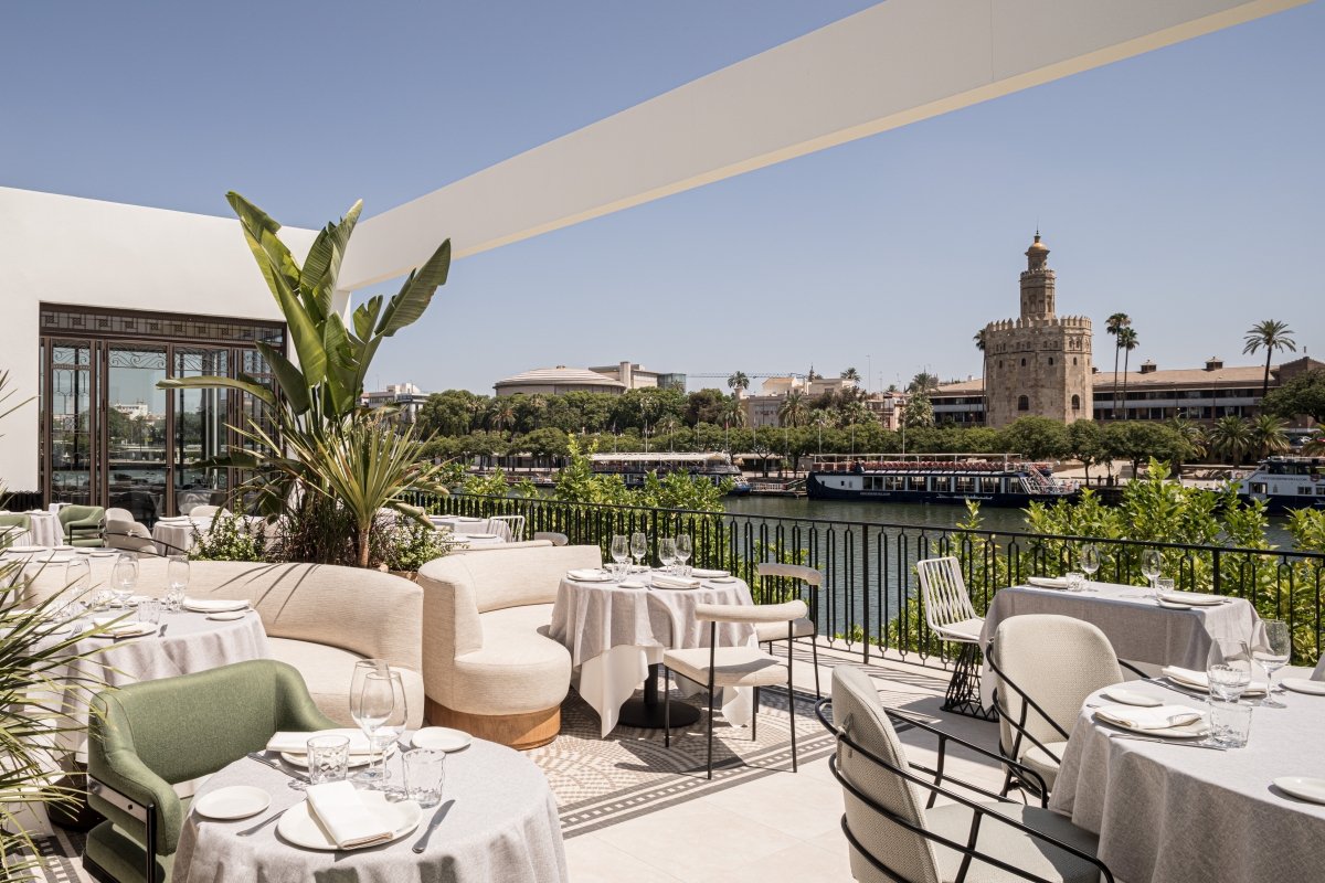 Comedor con vistas del restaurante Río Grande en Sevilla
