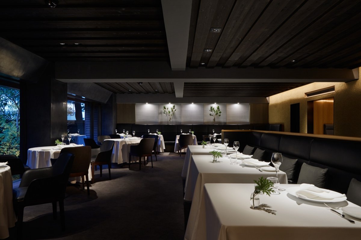 Comedor del restaurante L'Effervescence en Tokio con 3 estrellas Michelin