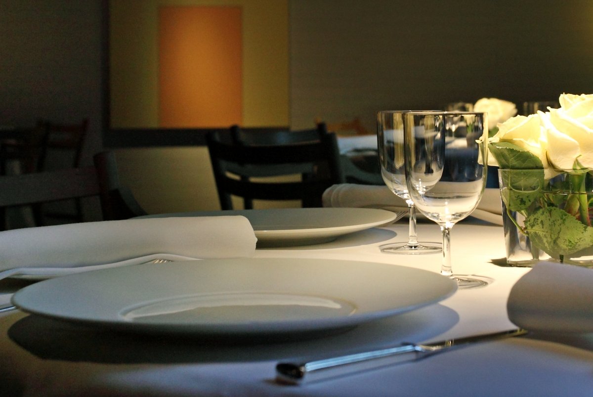 Comedor y mesas del restaurante Atrio de Toño Pérez en Extremadura