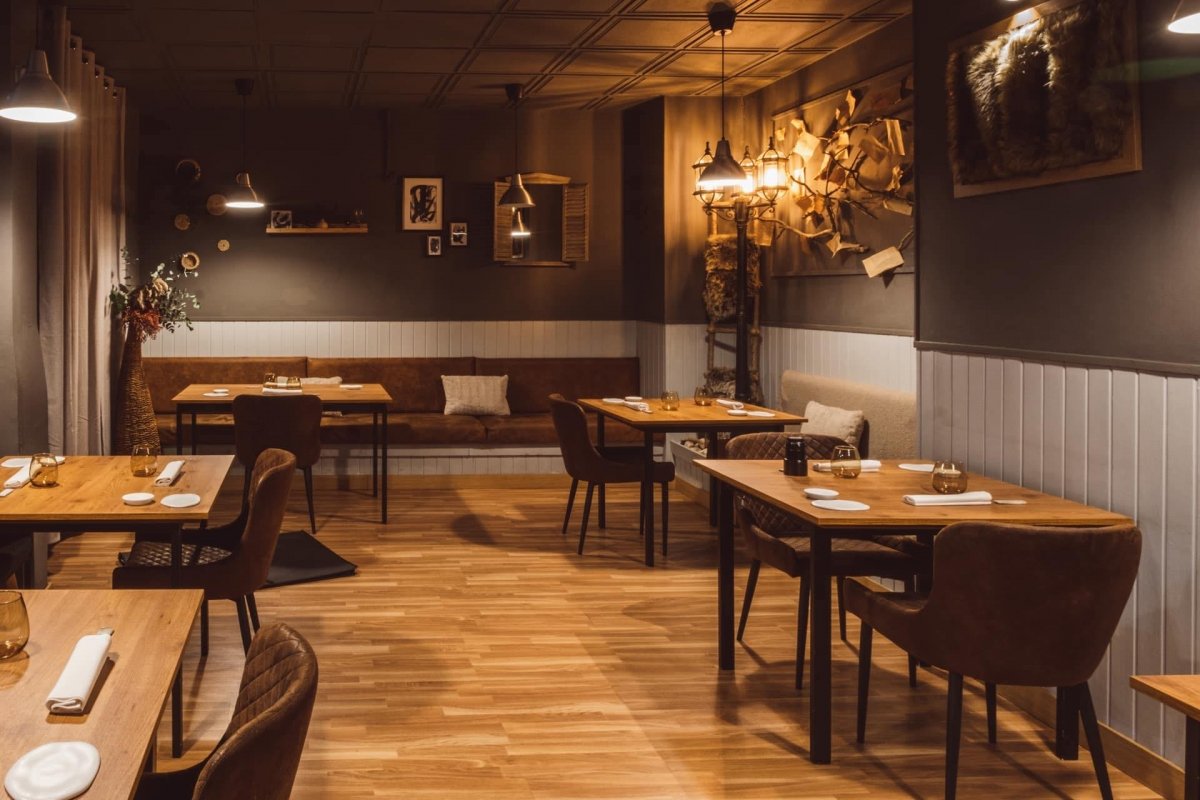 Comedor y mesas del restaurante murciano Frases