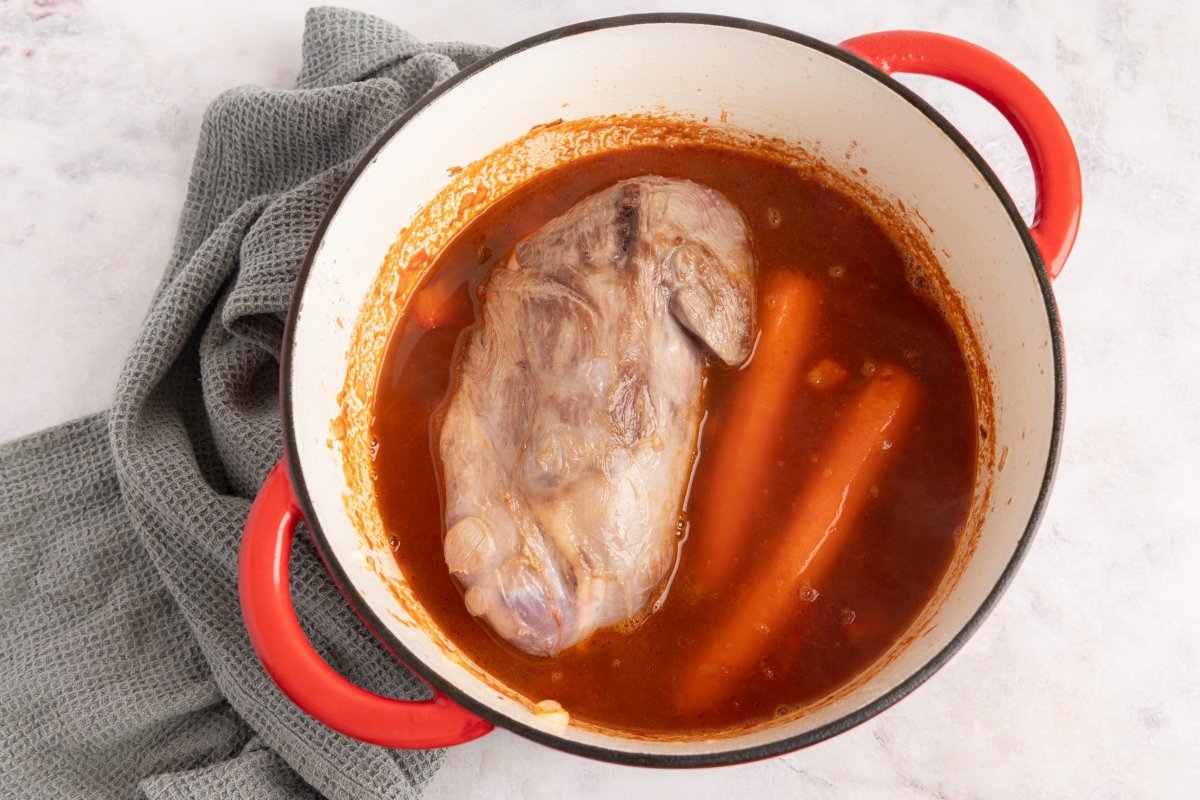 Comenzando a estofar el jarrete de ternera guisado con patatas