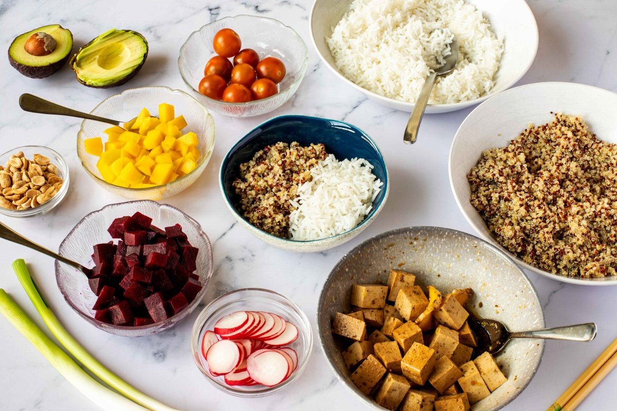Comenzar a montar el poke bowl veganos rellenando con la quinoa y el arroz