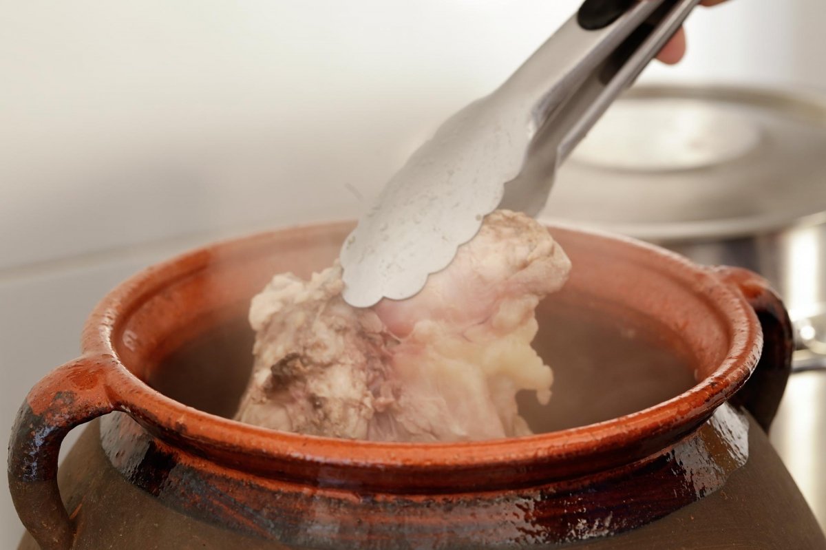 Comenzar cociendo las carnes, huesos y garbanzos