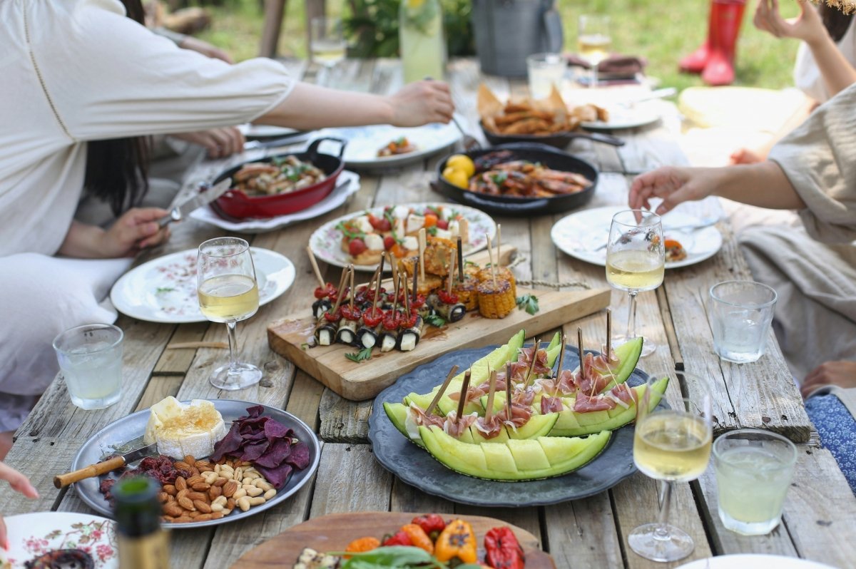 Comida con amigos al aire libre