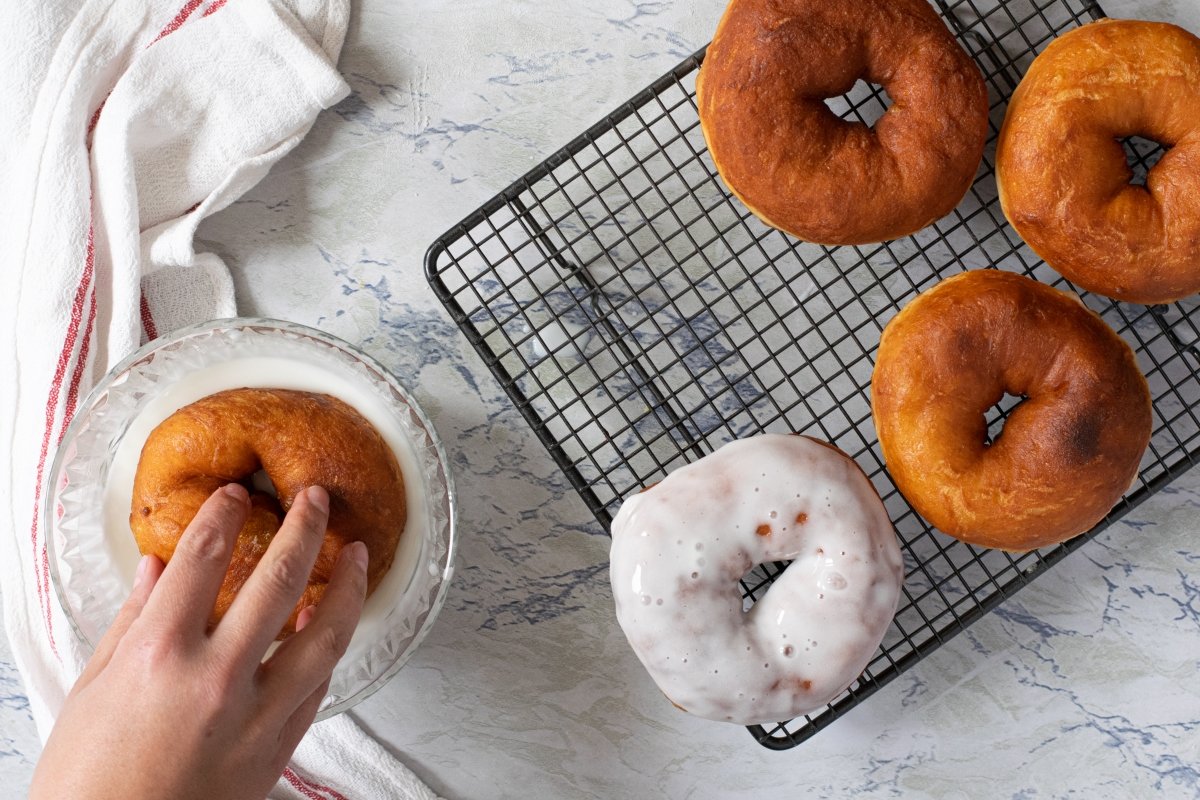 Cómo cubrir los donut con un glaseado de azúcar