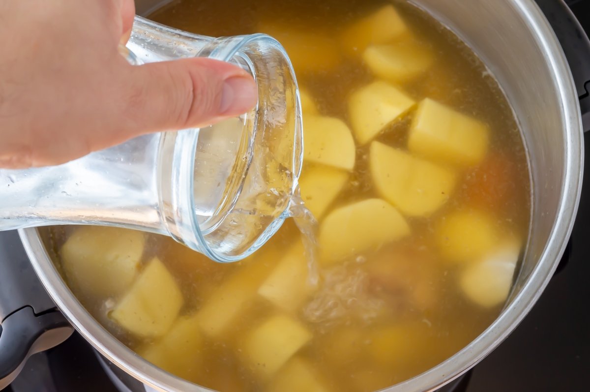 Completar con agua el sancocho colombiano