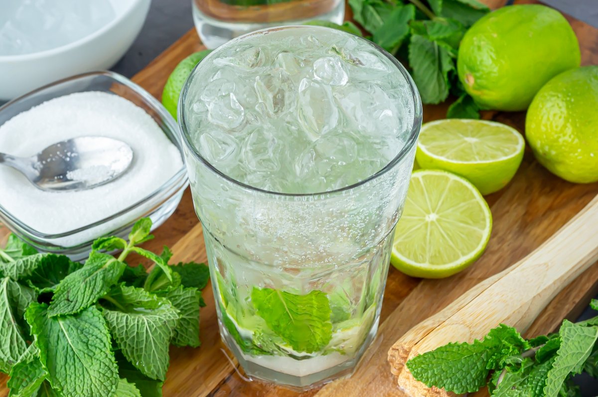 Complete the mojito with ice