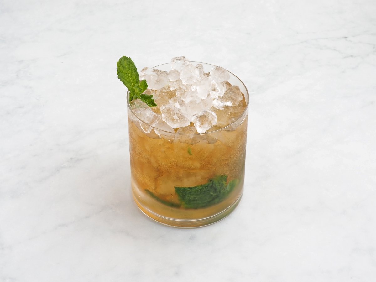 Completar con más hielo y decorar con menta