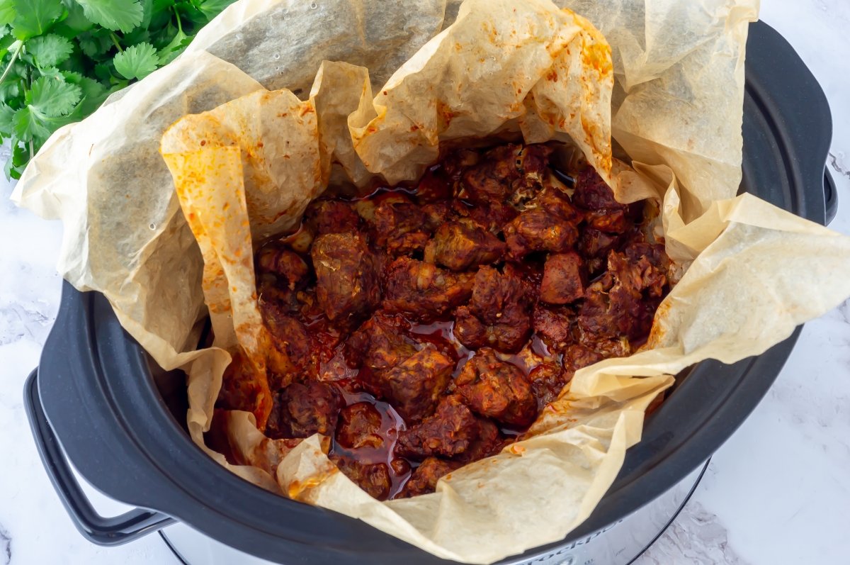 Comprobar el punto de cocción de la cochinita pibil en Crock Pot