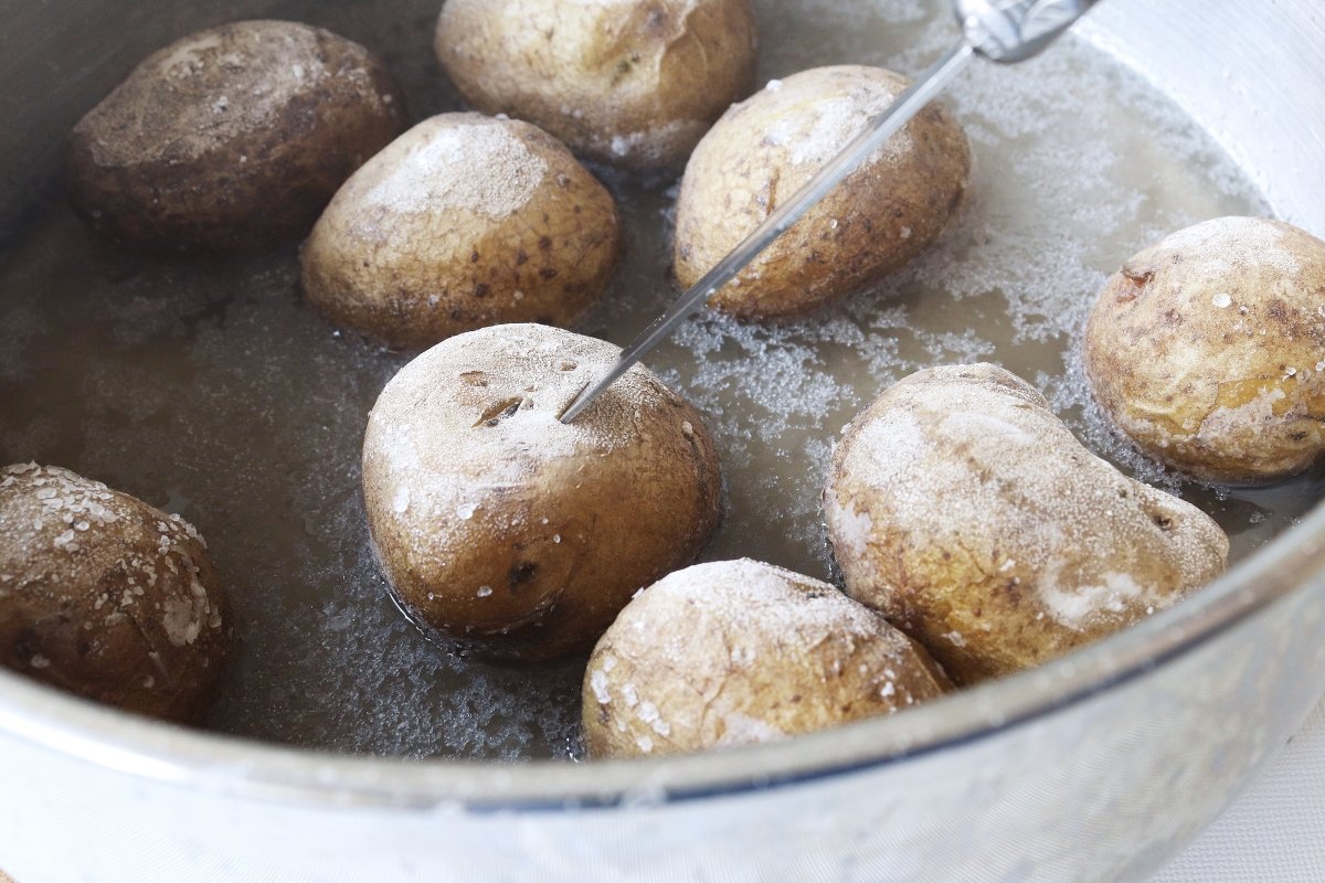 Comprobar que están cocidas las patatas arrugadas