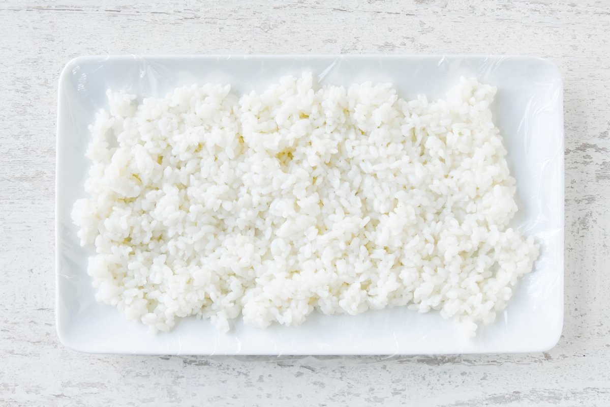 Condimentamos el arroz y lo dejamos enfriar