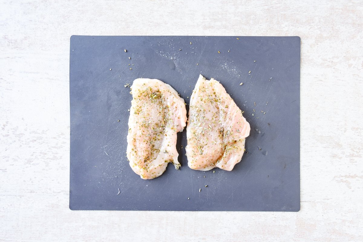 Condimentamos el pollo con aceite, sal, pimienta y hierbas aromáticas