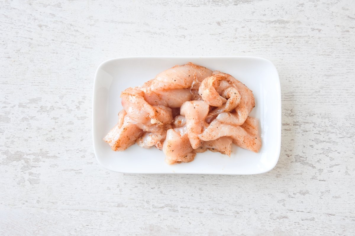 Condimentamos el pollo para las fajitas
