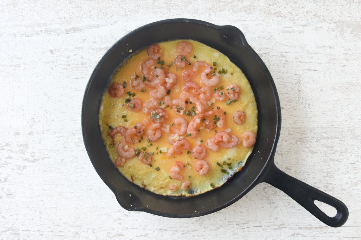 Condimentamos la tortilla de gambas con el cebollino