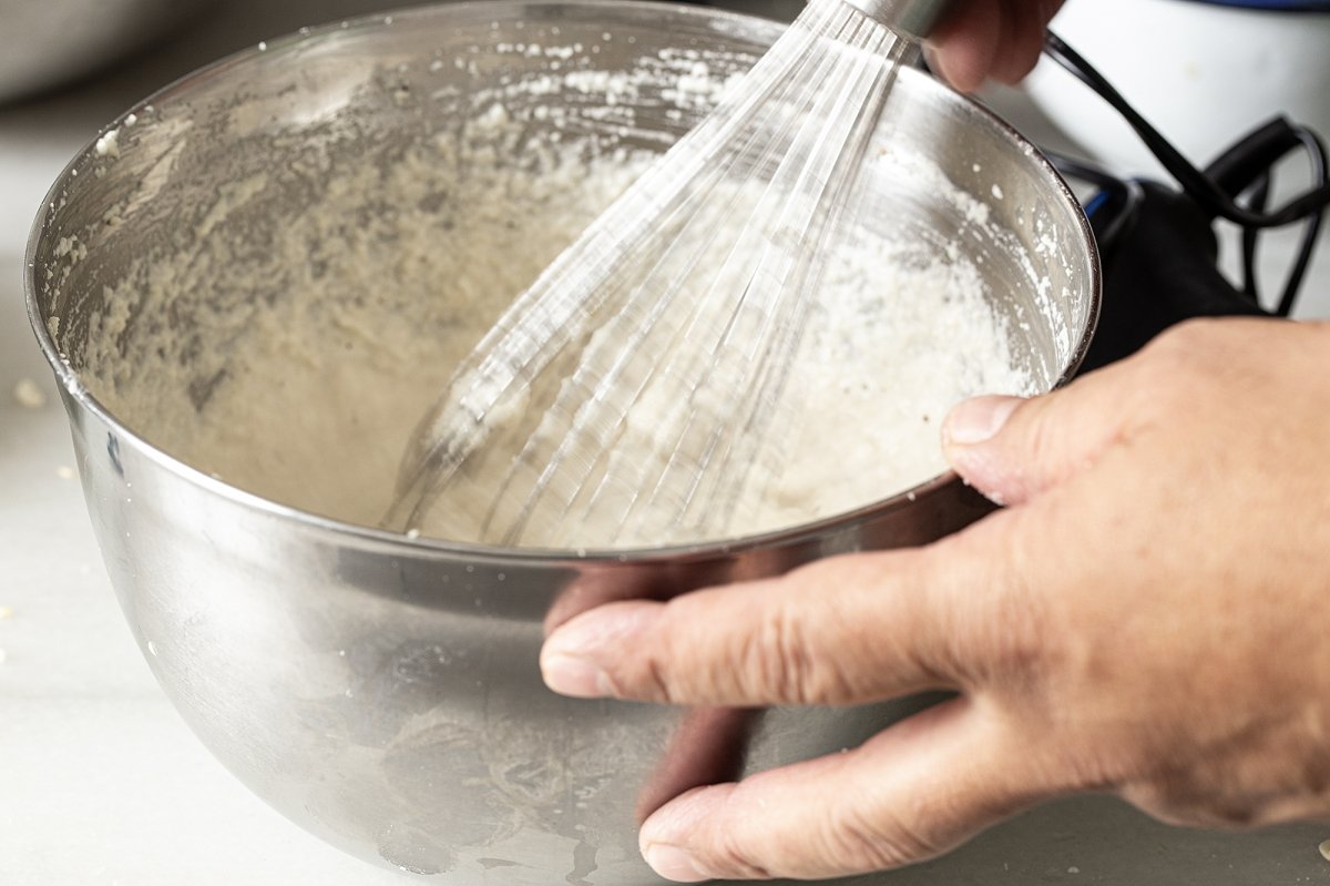 Condimentamos y mezclamos con unas varillas