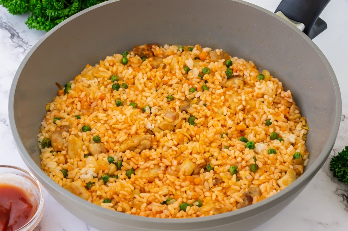Condimentar el omurice con ketchup