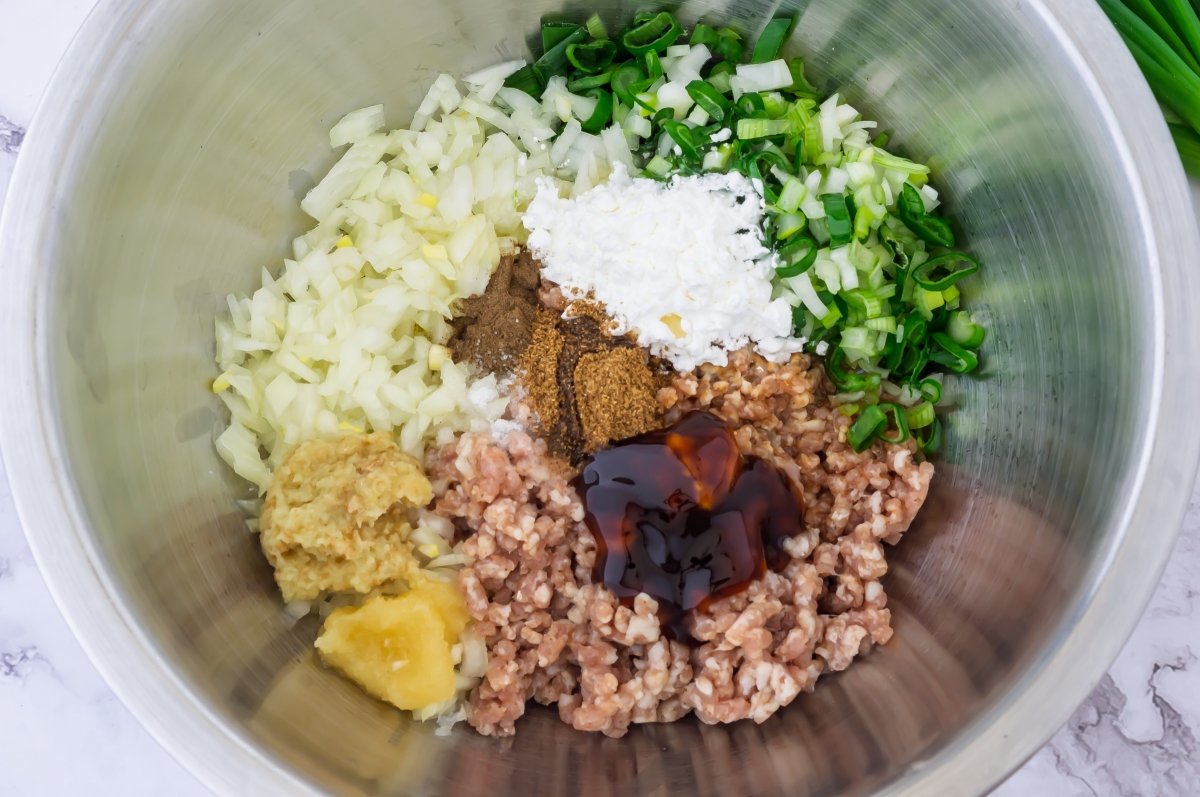 Condimentar el relleno de los baozi