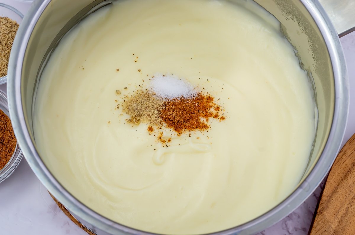 Condimentar la bechamel del soufflé de queso