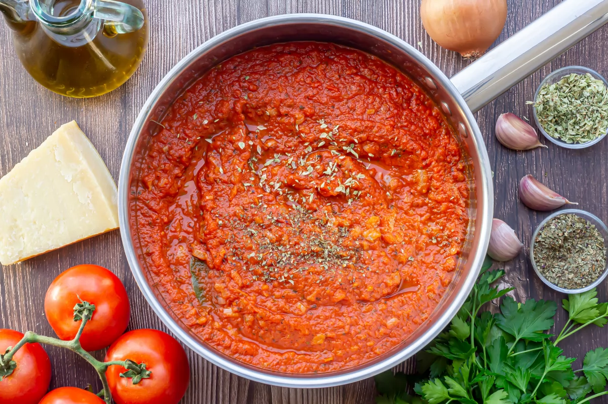Macarrones con tomate casero 4 Condimentar la salsa de tomate *