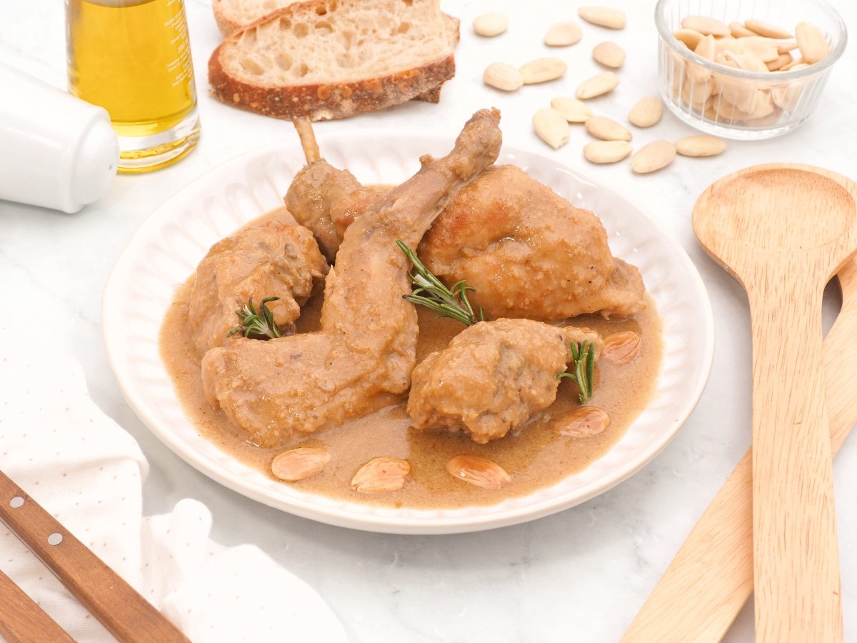 Conejo en salsa de almendras listo para servir