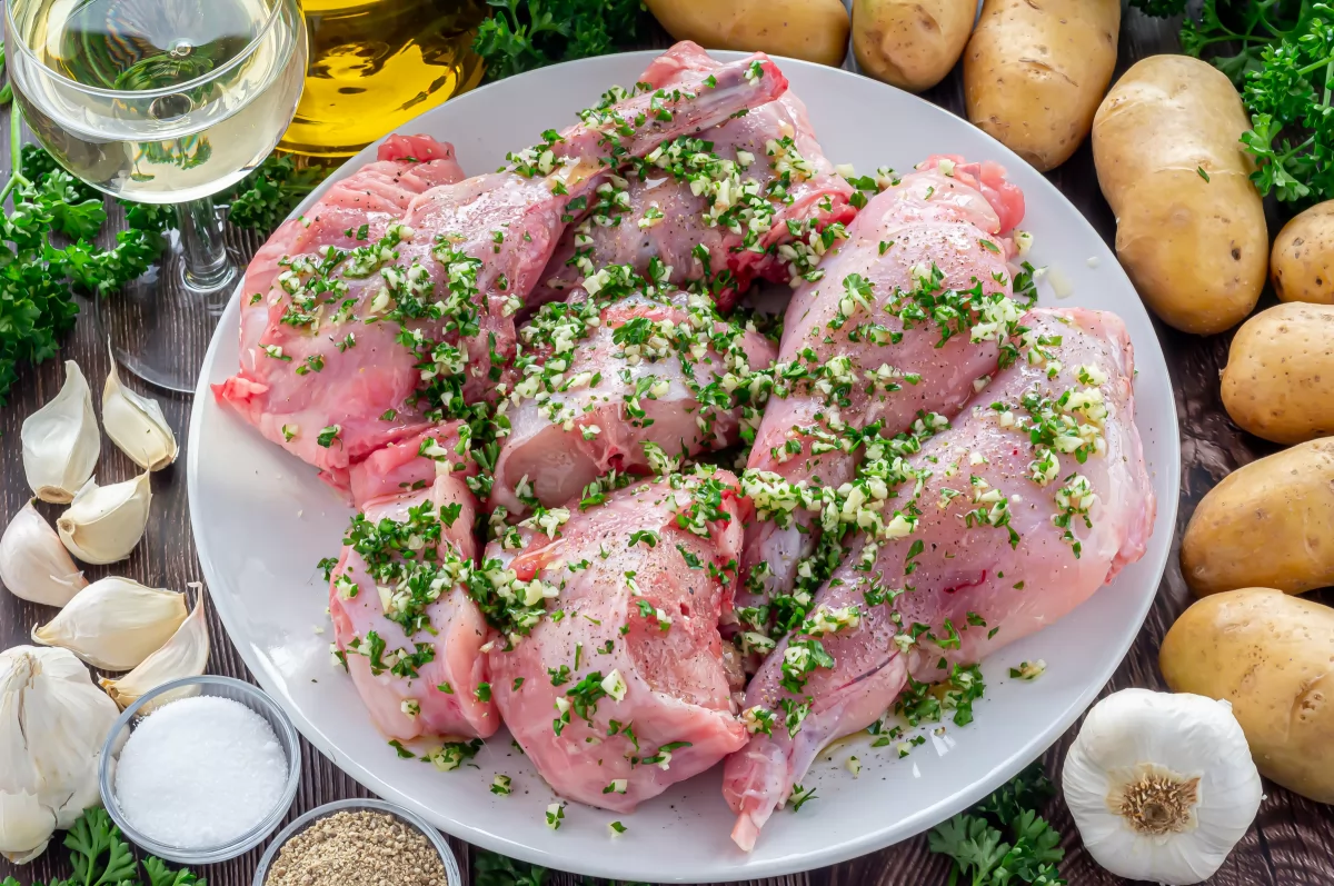 Conejo al horno asado con patatas 2 Conejo troceado con ajo y perejil *