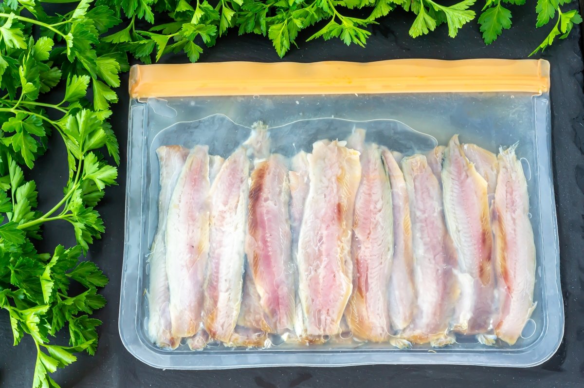 Congelar las sardinas antes de ahumarlas