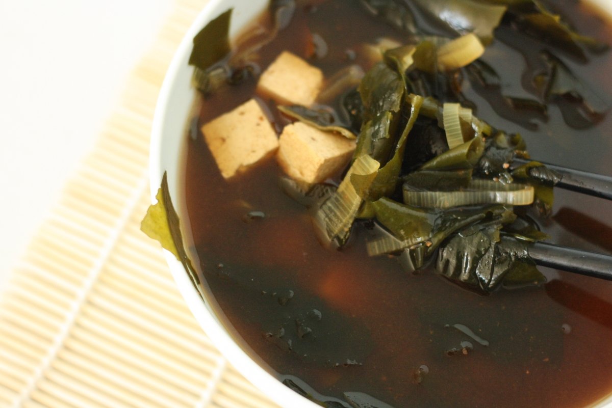 Consomé de tofu y algas wakame servido