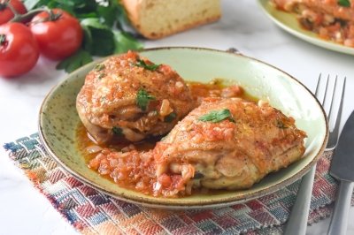 Contramuslos de pollo con tomates cherry y cebolla