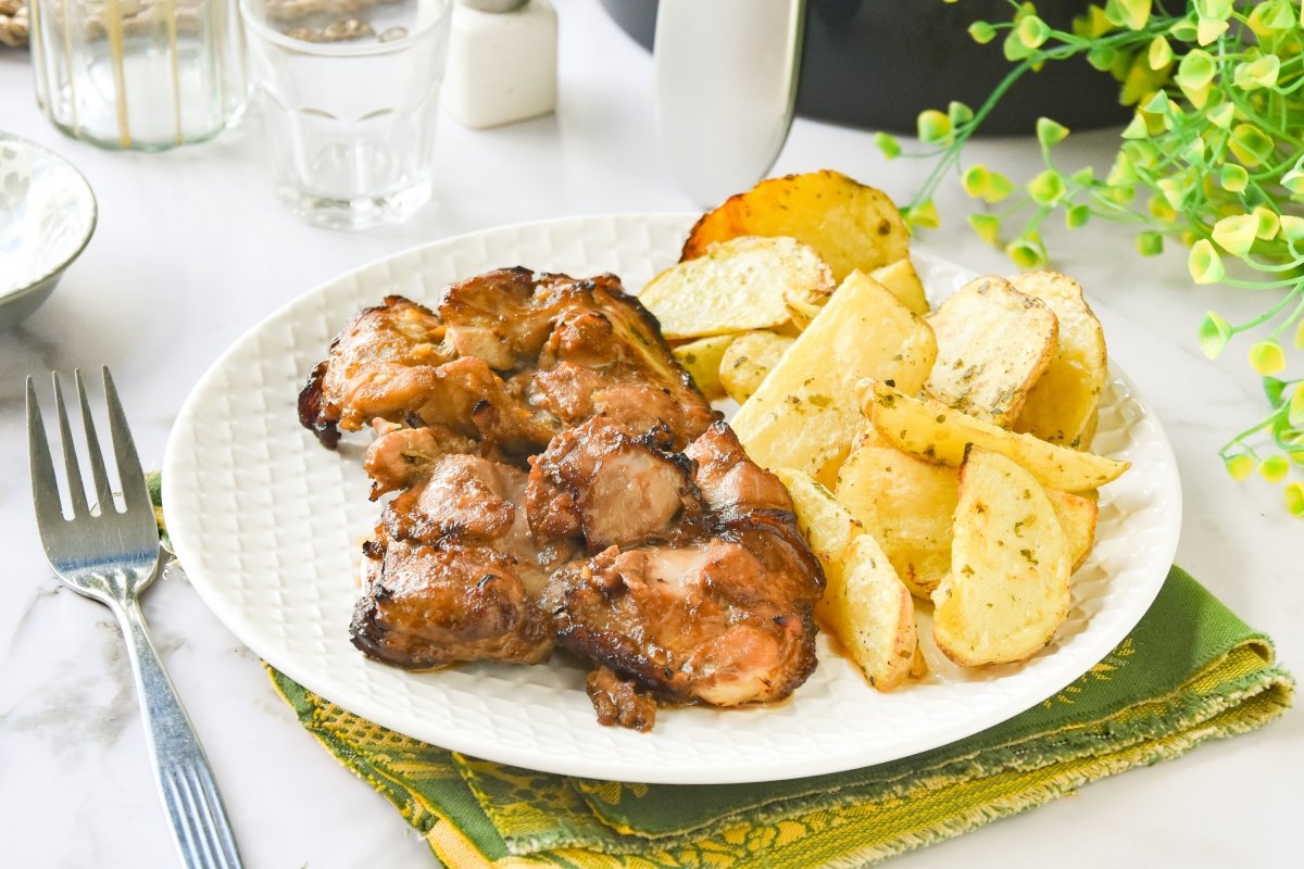 Contramuslos de pollo en freidora de aire listos para comer