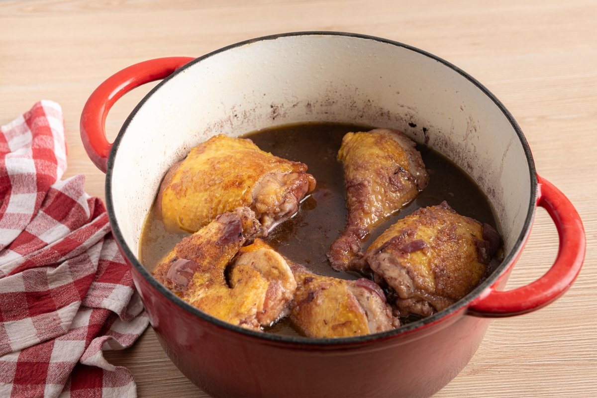 Coq au vin guisando