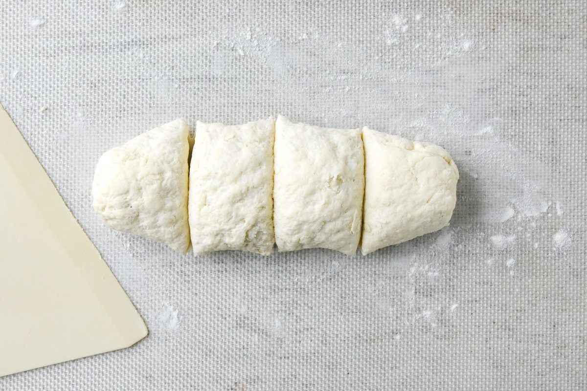 Cortamos 4 porciones de la masa del pan de yogur